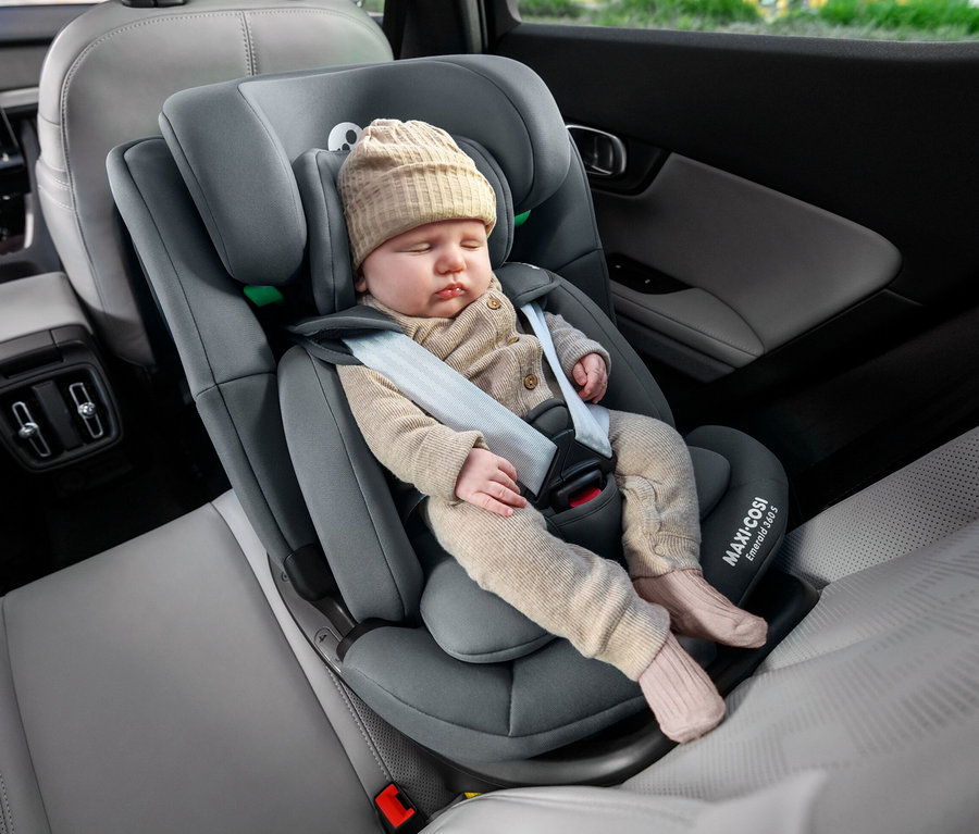 Baby schläft im grauen Maxi-Cosi Kinder-Autositz »Emerald 360 S«.