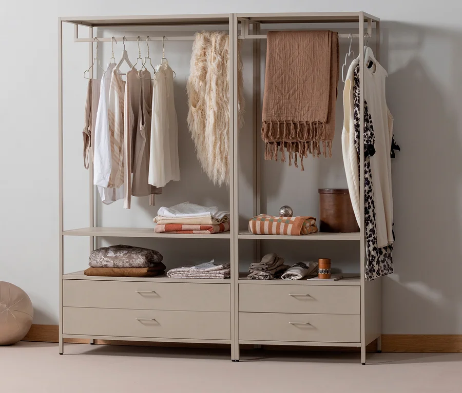 Offener Metall-Kleiderschrank »Ferris«, 70 cm von WOOOD mit Kleidung, Decken und Deko-Objekten.
