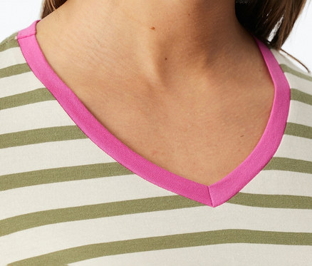 Nahaufnahme des Oberkörpers einer Person, die ein SCHIESSER 3/4-Pyjama-Set trägt. Das Oberteil hat cremefarbene und olivgrüne Streifen mit einem pinkfarbenen V-Ausschnitt.