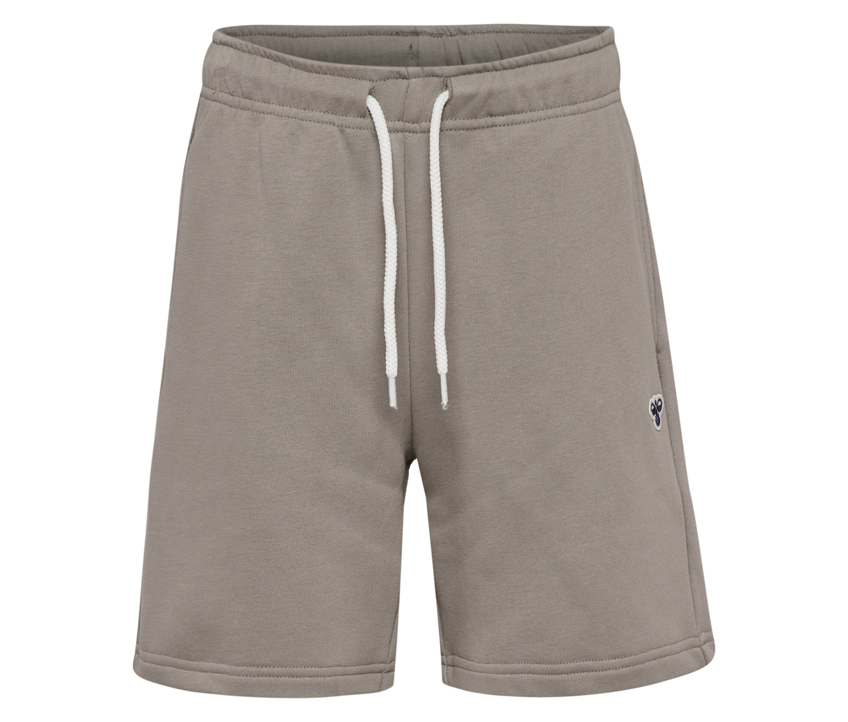 Nahaufnahme der braunen hummel® HMLJR Loose Sweatshorts mit weißen Kordeln.