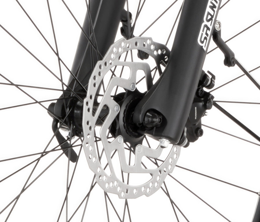 Nahaufnahme vom Vorderrad eines FISCHER Trekking-E-Bikes TERRA 2.2 ACTIVE mit Trapez Rahmen.