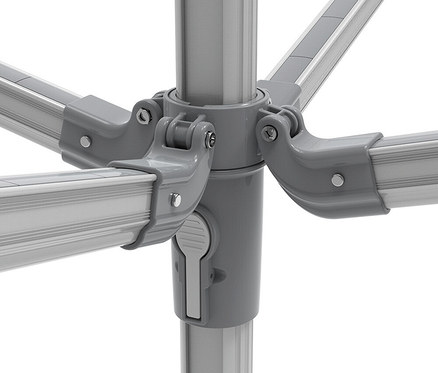 Nahaufnahme von silbergrauer Sonnenschirmhalterung mit Entriegelungsknopf.