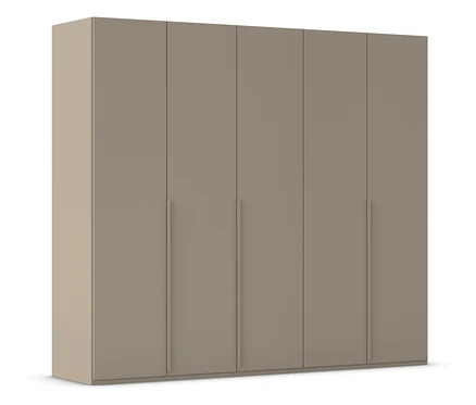 Beiger Schrank mit fünf Türen und langen, schmalen Griffen.
