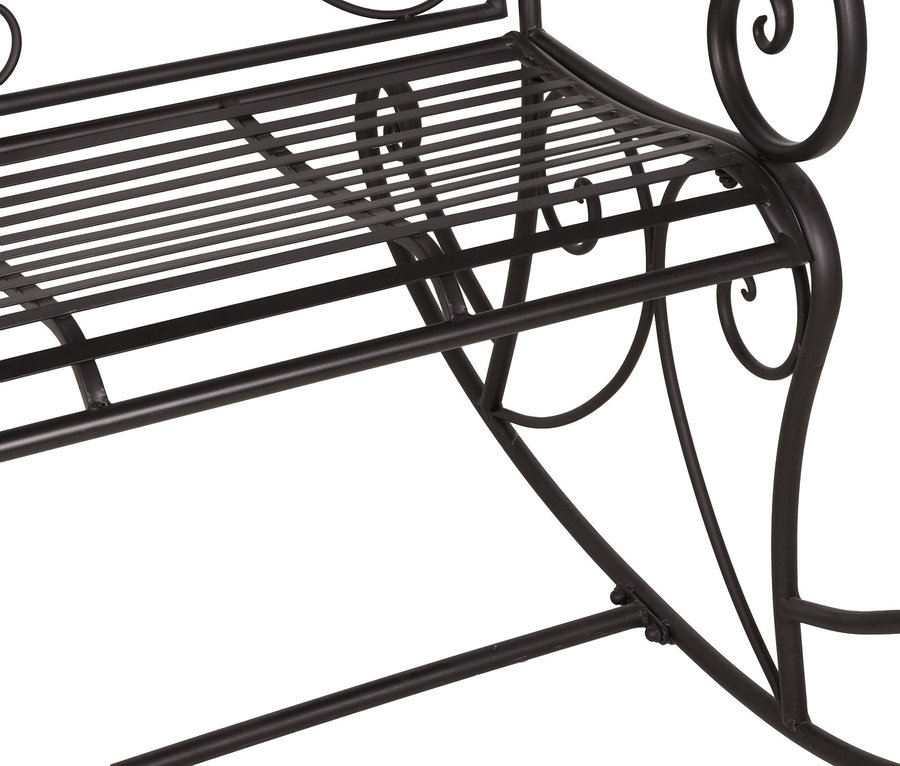 Nahaufnahme einer schwarzen, dekorativen Gartenbank aus Metall mit geschwungenen Verzierungen.