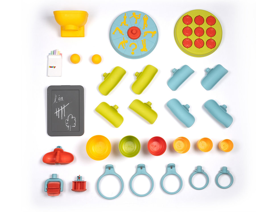 Das Smoby Life Activity Wall Spielzeugset enthält eine Tafel, Kreide, Bälle, Schalen, Ringe und mehr.