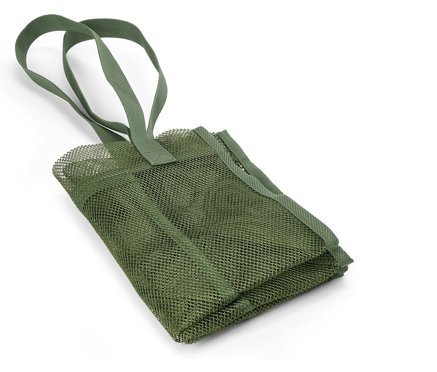 Eine gefaltete, olivgrüne Netztasche mit zwei Tragegriffen liegt auf einem weißen Untergrund.