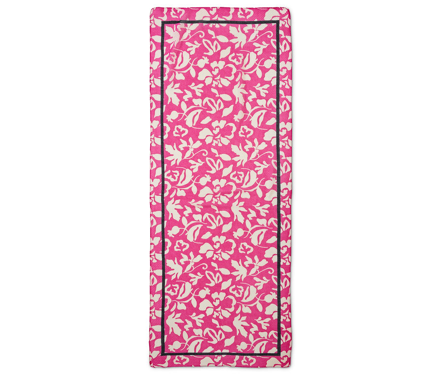 Ein pinkfarbener Tischläufer mit einem cremefarbenen Blumenmuster und einem schwarzen Rand.