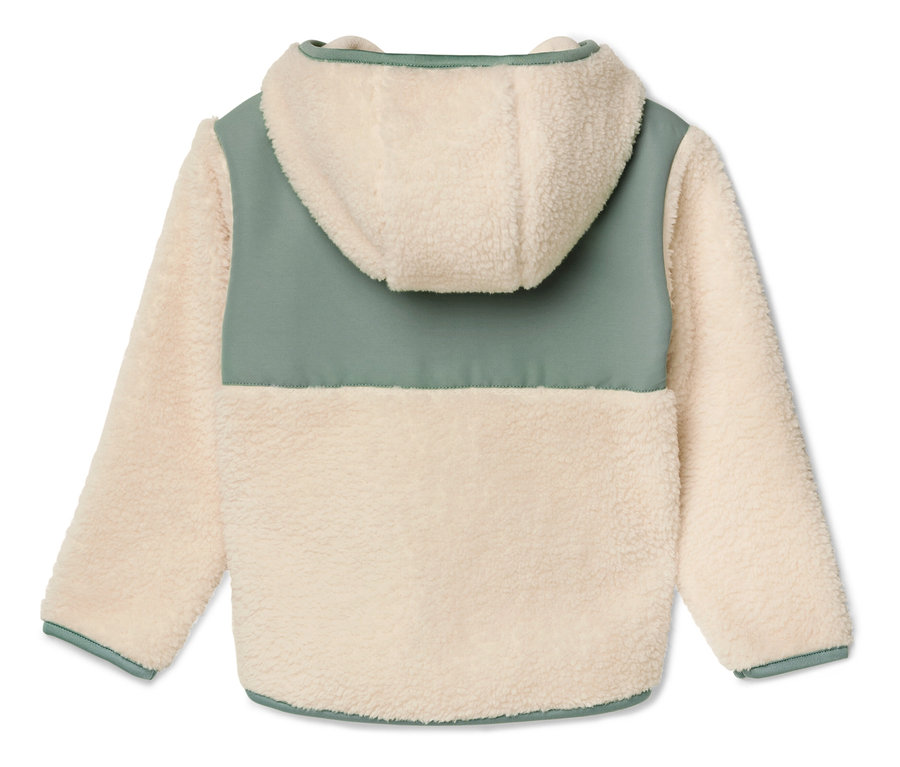 Rückansicht einer cremefarbenen Fleecejacke mit grünen Akzenten an Kapuze und Ärmeln.