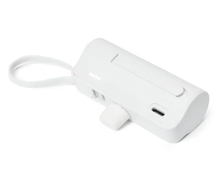 Ein weißer, rechteckiger Batteriepack mit einem integrierten USB-C-Anschluss und einer Schlaufe liegt auf einem weißen Hintergrund.