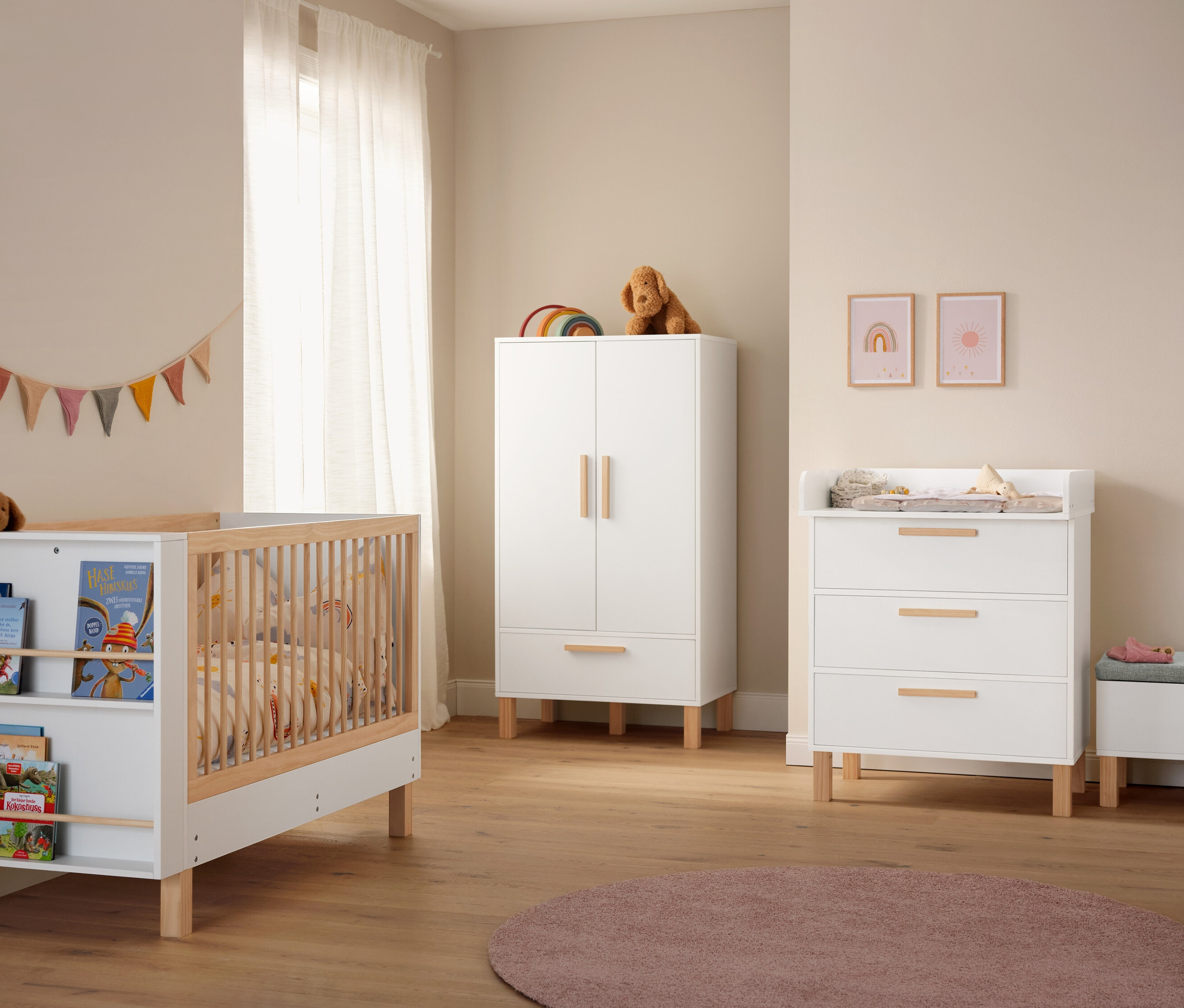 Kinderzimmer mit weißem Schrank, Wickeltisch, Bett mit Büchern und pinkem Teppich »Charme«, ca. 160 cm.