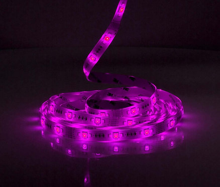 Nahaufnahme eines aufgerollten, leuchtenden, lila Smarter LED-Streifens auf einer glänzenden Oberfläche.