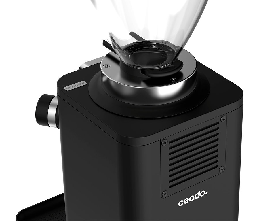 Nahaufnahme einer schwarzen Ceado Kaffeemühle mit einem transparenten Behälter oben.