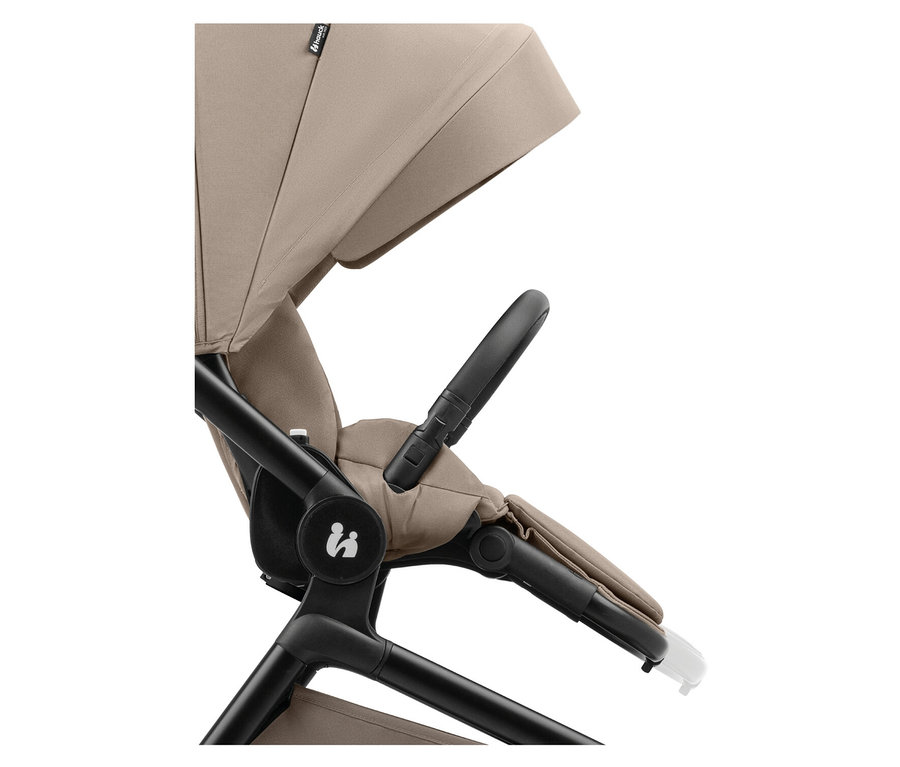 Nahaufnahme eines Kinderwagens mit schwarzem Rahmen und beigem Stoffverdeck.