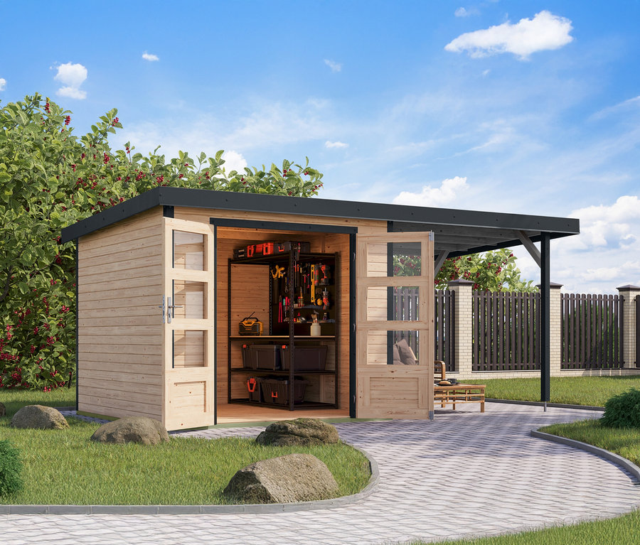 Geöffnetes, naturfarbenes Karibu Gerätehaus »Venus B« mit Anbaudach, 19 mm, im Garten mit Werkzeugregal im Inneren.