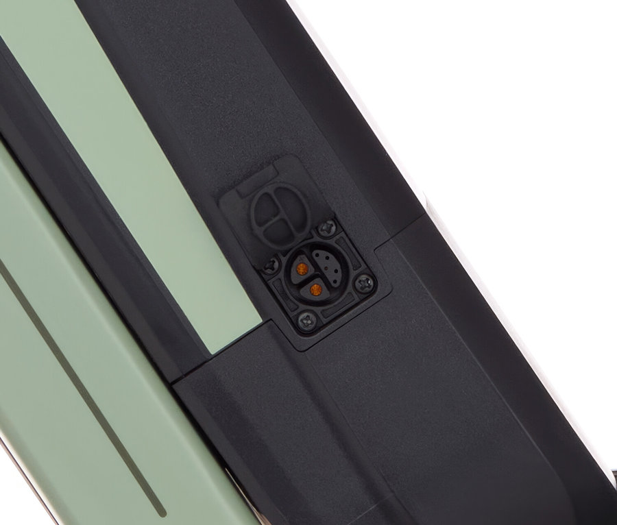 Detailansicht des Ladeanschlusses eines Fischer CITA 2403 CB E-Bike Akkus.