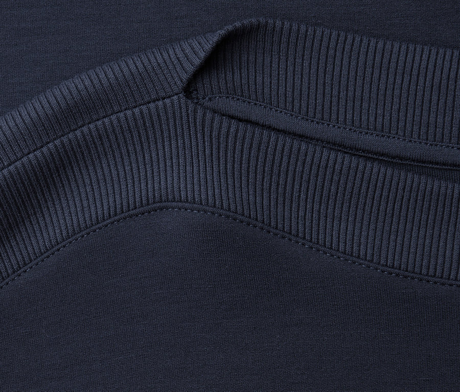Nahaufnahme vom gerippten Halsausschnitt des marineblauen Street One Kurzarmshirts.