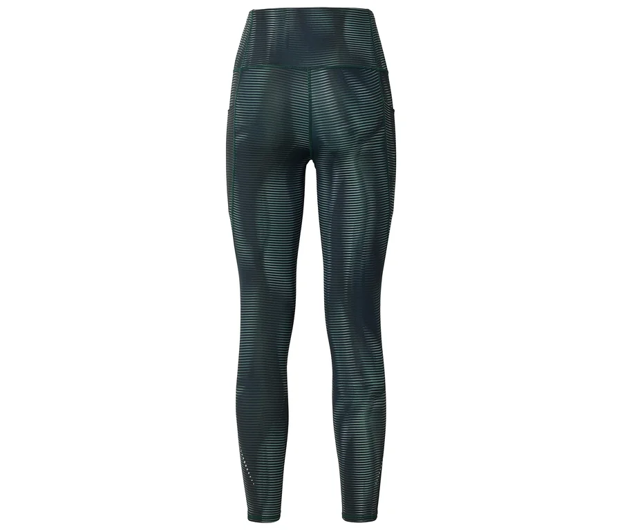 Von hinten sind dunkelgrüne Leggings mit horizontalem Streifenmuster und Seitentaschen zu sehen.