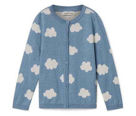Hellblaue Strickjacke mit weißem Wolkenmuster und Knopfleiste.