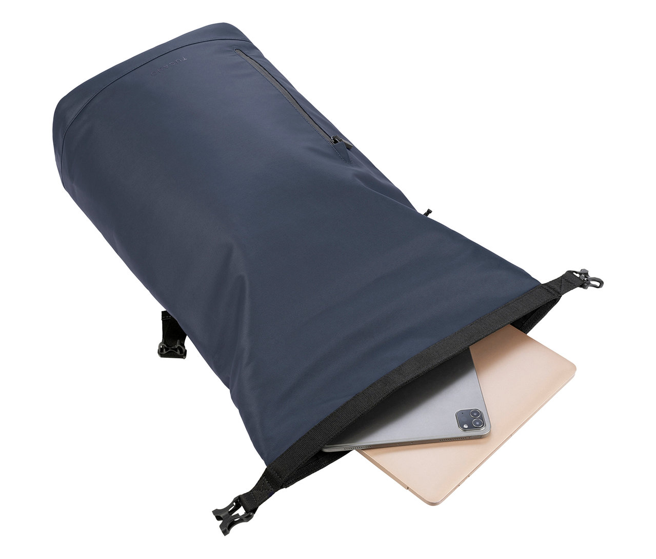Blauer Roll-Top-Rucksack mit einem Laptop, der teilweise sichtbar ist.