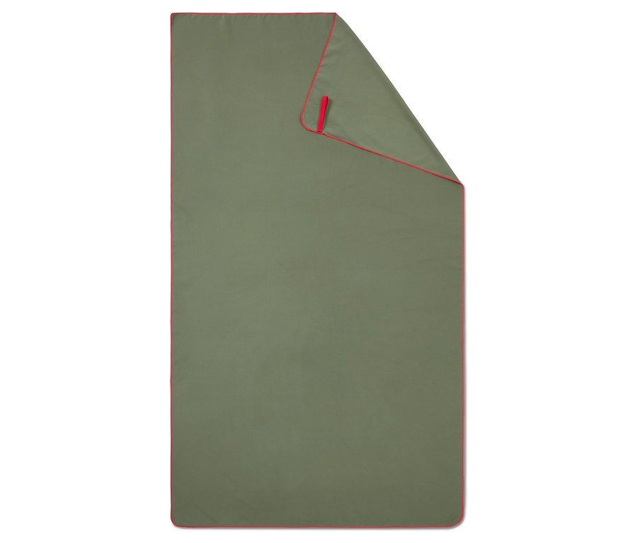 Olivgrüne Decke mit roter Umrandung und Schlaufe, teilweise gefaltet.