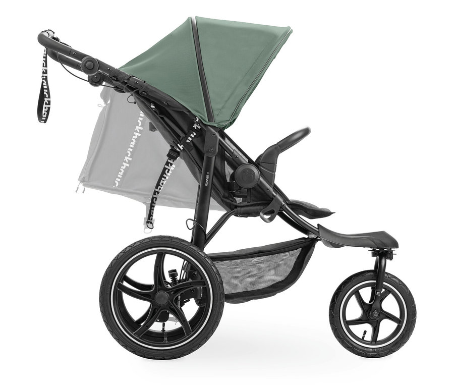 Ein grüner Kinderwagen mit schwarzen Rädern und einem schwarzen Gestell steht seitlich vor einem weißen Hintergrund.