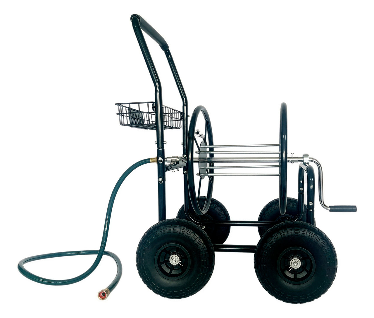 Ein schwarzer Schlauchwagen mit Rädern und einem grünen Schlauch ist auf einem weißen Hintergrund zu sehen.