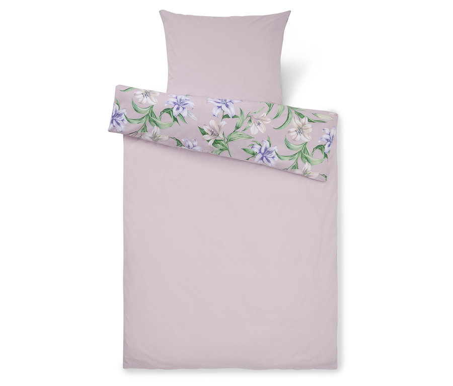 Helllila Bettwäschegarnitur, teilweise mit Blumenmuster.