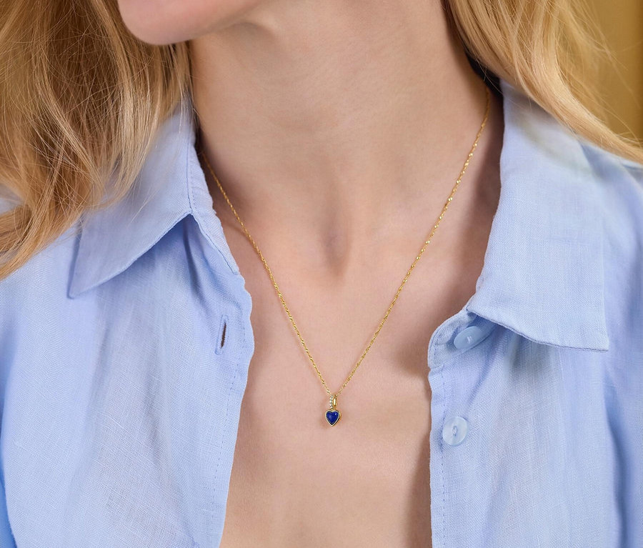 Frau trägt Amor Halsschmuck mit Herz-Motiv