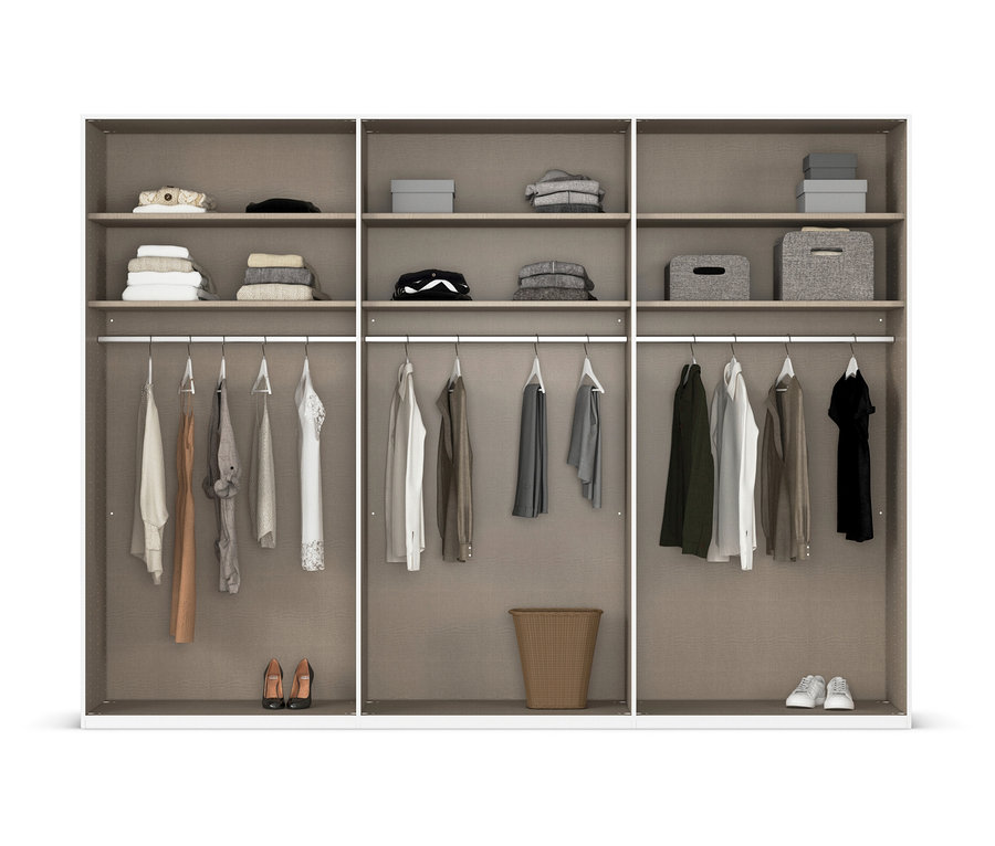 Offener, dreiteiliger Kleiderschrank mit Regalen, Kleidung an Kleiderbügeln, Schuhen und einem Korb.