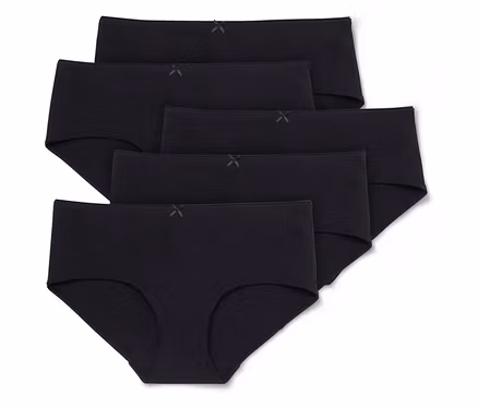 Fünf schwarze Damenslips liegen übereinander, jeder mit einer kleinen Schleife in der Mitte.