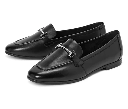 Zwei schwarze Slipper mit silberfarbenen Schnallen liegen nebeneinander.
