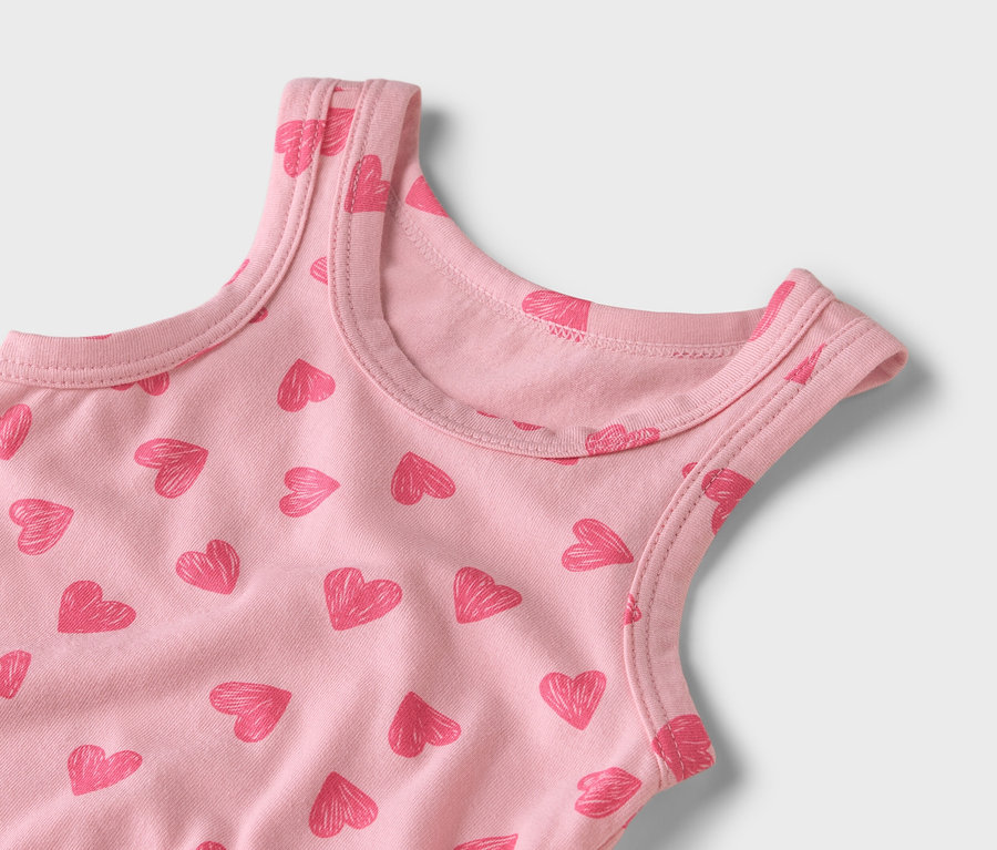 Nahaufnahme eines rosa Tanktops mit einem Muster aus roten Herzen.