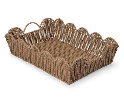 Ein rechteckiger Korb aus braunem Rattan steht auf einem weißen Hintergrund.