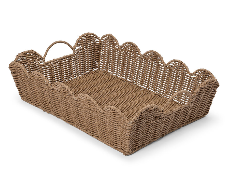 Ein rechteckiger Korb aus braunem Rattan steht auf einem weißen Hintergrund.
