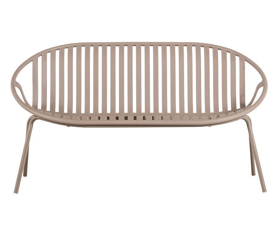 Ein beigefarbenes Outdoor-Sofa mit Lattenrost steht vor einem weißen Hintergrund.