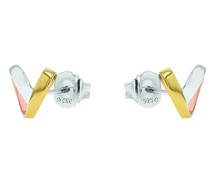 Nahaufnahme von Amor Ohrschmuck mit Herz-Motiv, gold-, silber- und rosafarben.