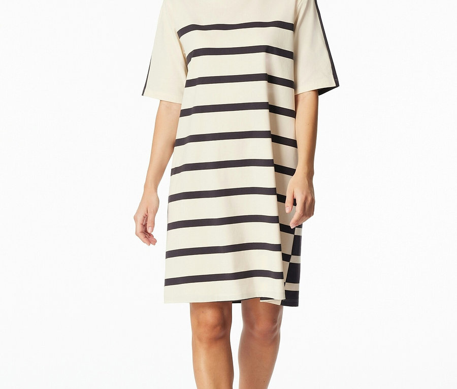 Frau trägt ein kurzärmliges, knielanges, beige-blau gestreiftes T-Shirt-Kleid.