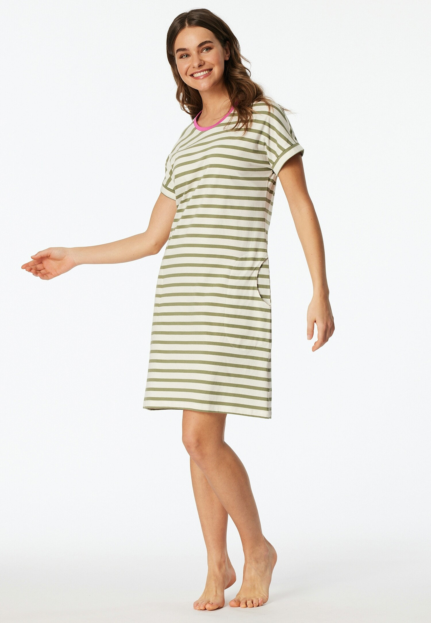 Frau trägt ein gestreiftes T-Shirt-Kleid mit rosa Akzenten am Halsausschnitt.