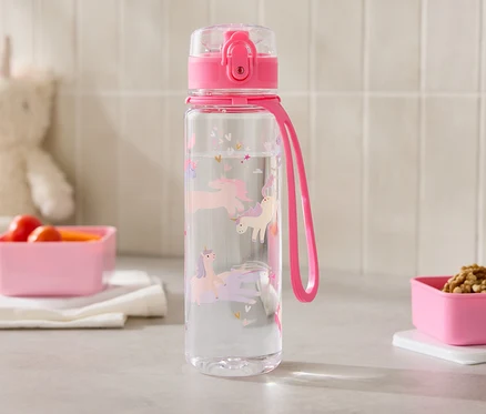 Eine durchsichtige Wasserflasche mit Einhörnern steht neben zwei pinkfarbenen Behältern auf einer Küchentheke.