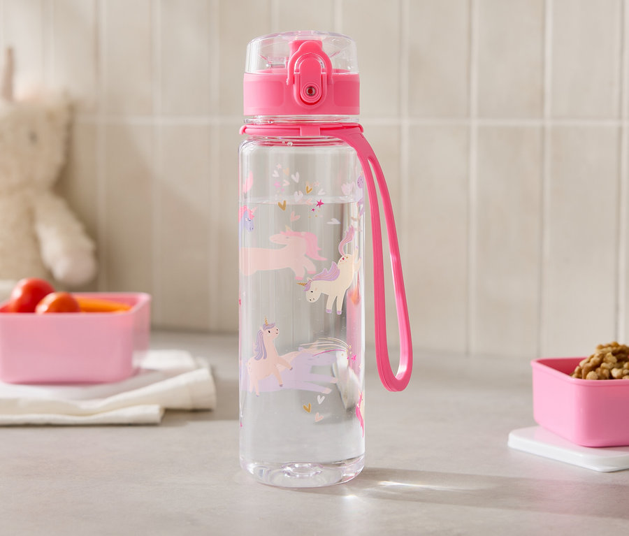 Eine durchsichtige Wasserflasche mit Einhörnern steht neben zwei pinkfarbenen Behältern auf einer Küchentheke.