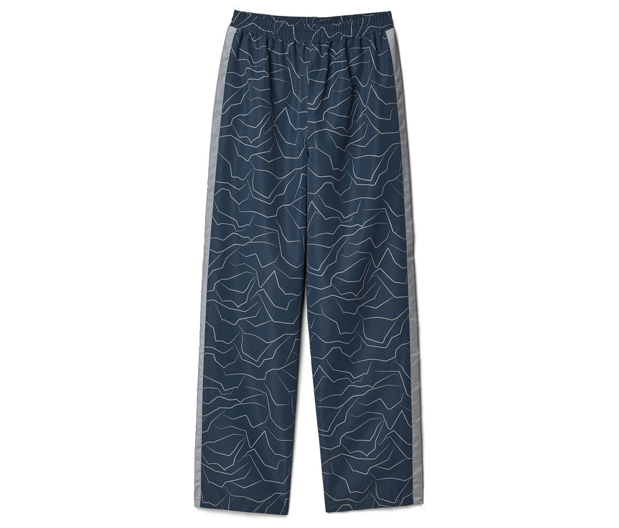 Blaue Hose mit weißem Muster und grauem Seitenstreifen liegt flach.