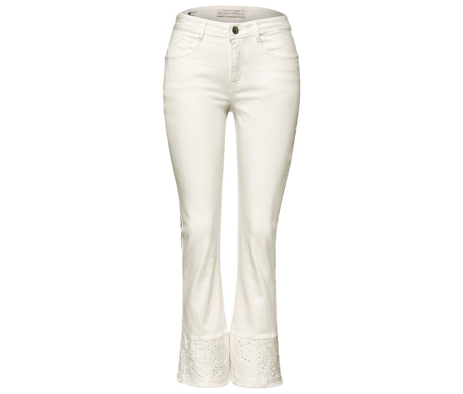Weiße Street One Jeans mit verkürztem, leicht ausgestelltem Bein und Lochstickerei am Saum.