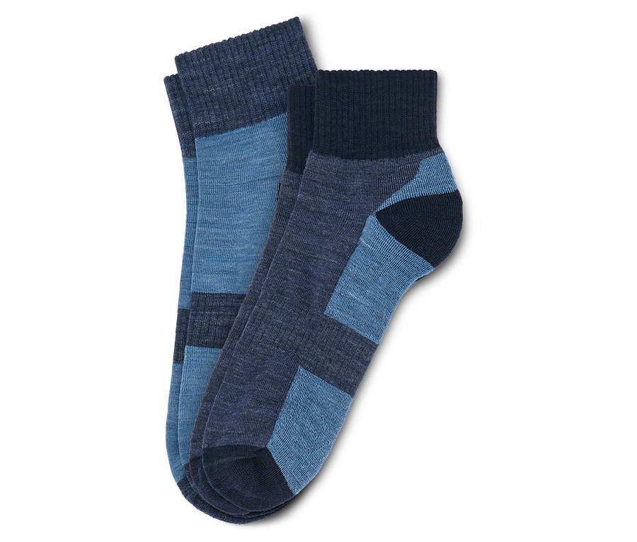 Zwei blaue Socken liegen übereinander. Die eine Socke ist hellblau und dunkelblau, die andere dunkelblau und hellblau.