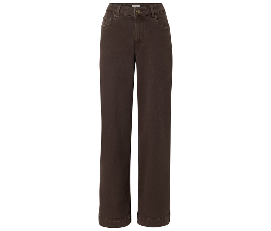 Braune, ausgestellte Jeanshose liegt auf einem weißen Hintergrund.