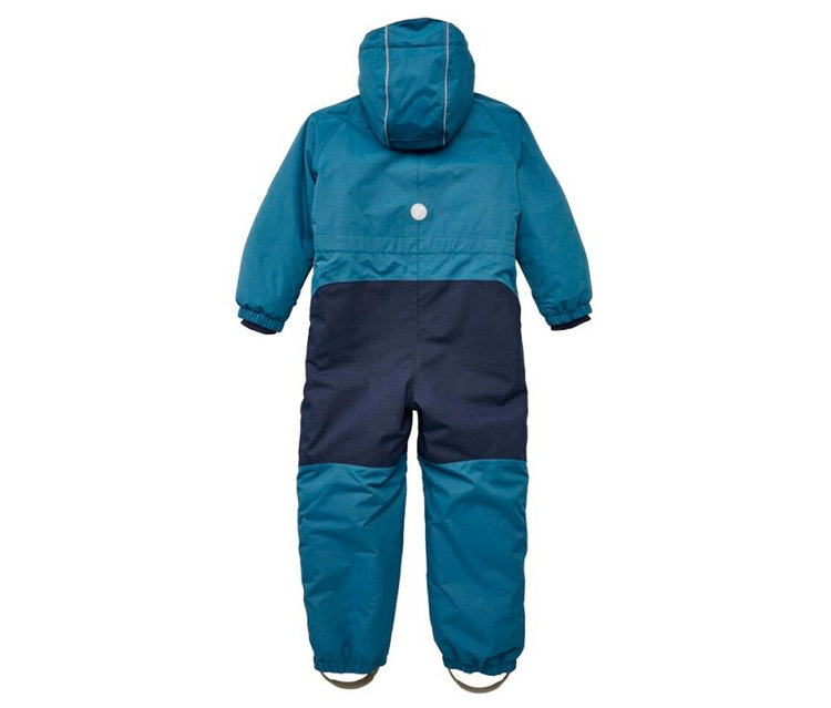 Rückenansicht eines Kinder-Schneeanzugs in Petrolblau und Dunkelblau mit Kapuze, Reflektorstreifen, Gummizug an Taille, Ärmelbündchen und Fußschlaufen.