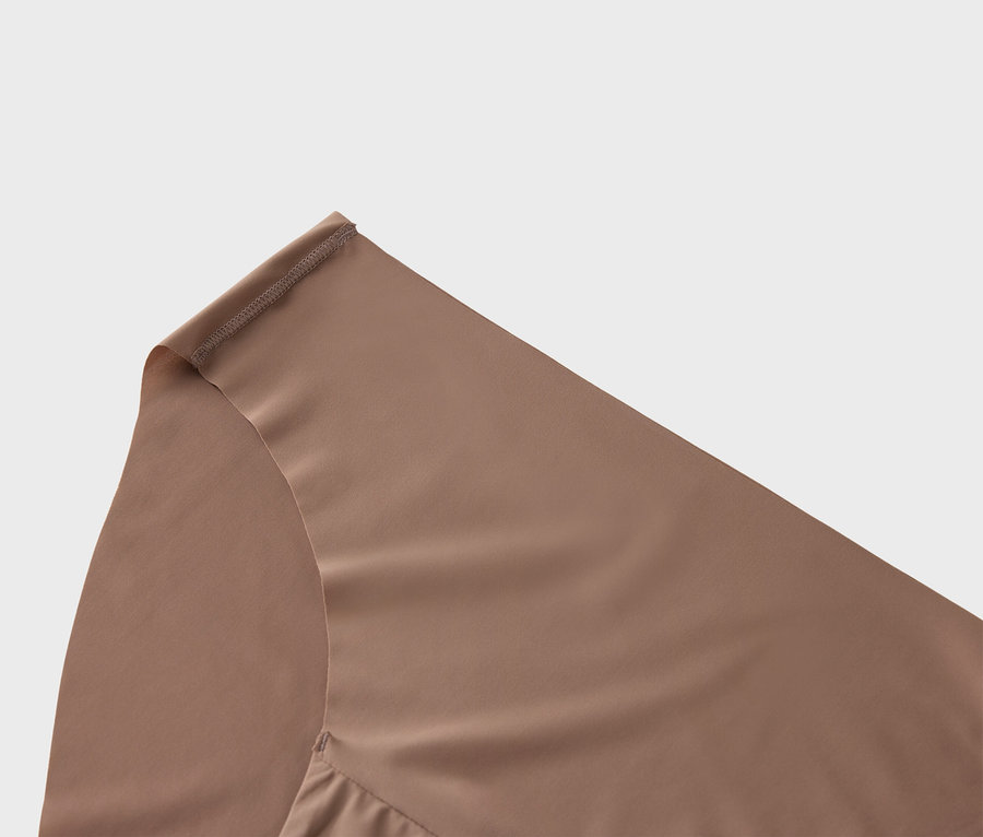 Nahaufnahme von Unterwäsche in Braun.