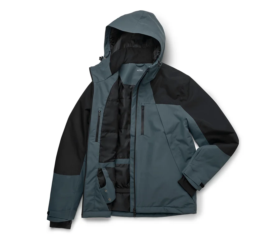 Eine zweifarbige Herrenjacke in Schieferblau und Schwarz, flach ausgelegt mit offener Vorderseite. Die Jacke hat eine Kapuze, schwarze Schultern und Ärmel sowie einen schieferblauen Rumpf. Die offene Vorderseite zeigt ein schwarzes, gestepptes Innenfutter und mehrere Innentaschen mit Reißverschlüssen.