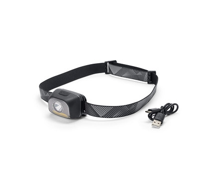 Eine schwarze Stirnlampe mit einem grau-weiß gemusterten Band und einem USB-Ladekabel.