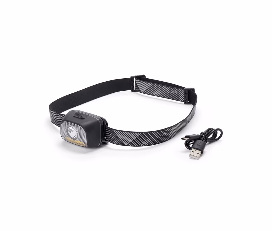 Eine schwarze Stirnlampe mit einem grau-weiß gemusterten Band und einem USB-Ladekabel.