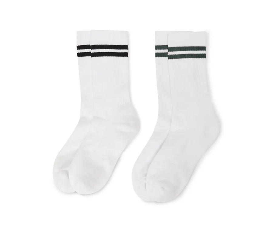 Zwei Paar weiße Socken, ein Paar mit zwei schwarzen Streifen und das andere mit zwei dunkelgrünen Streifen am oberen Rand.